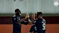 FT: Persib Gulung Persiraja, Seorang Pemain Laskar Rencong Dilarikan ke Rumah Sakit
